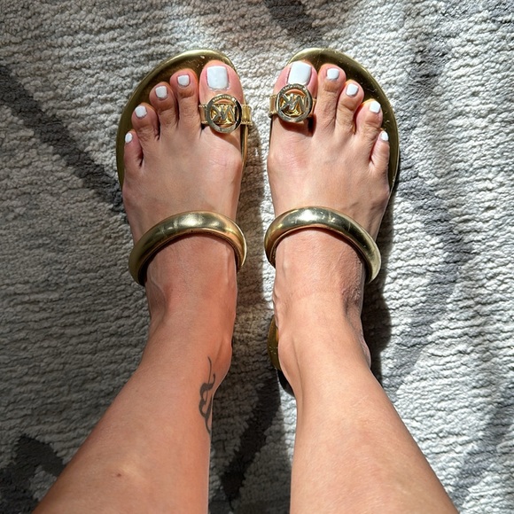 Used gold Michael Kors Nora Toe Thong sandal - Picture 2 of 5
